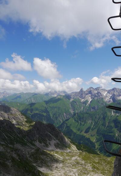 Eisenstufen am Nördlichen Schafalpenkopf vor einer beeindruckenden Kulisse