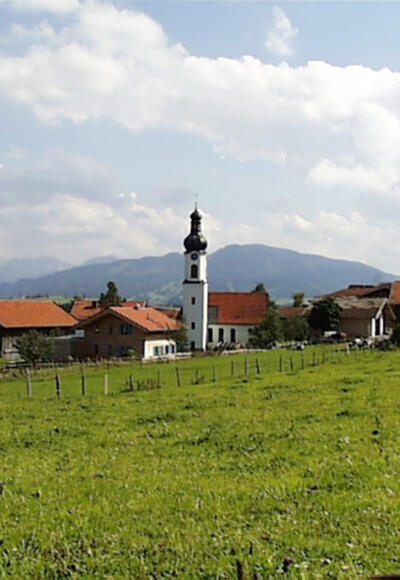 Den Kirchturm des Ortes sieht man schon von Weitem.