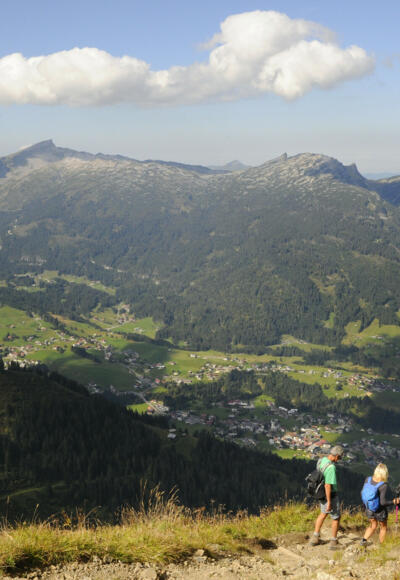 Wunderbarer Blick ins Kleine Walsertal und zum Hohen Ifen (links).