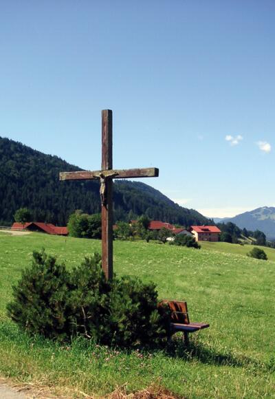 Wegkreuze begleiten uns entlang des Weges.