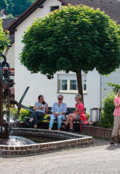 Schneiderbrunnen am Rathaus von Mespelbrunn