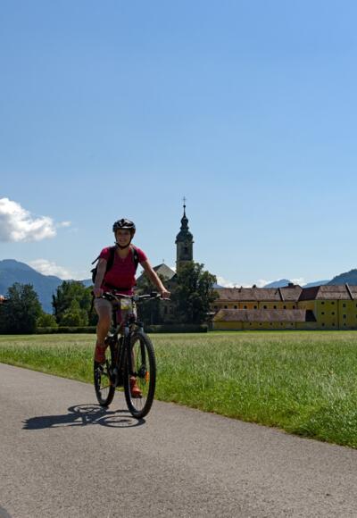 Radfahren rund um Oberaudorf mit Blick auf das Kloster Reisach