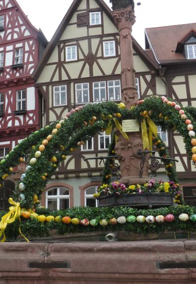Osterbrunnen vor Fachwerk