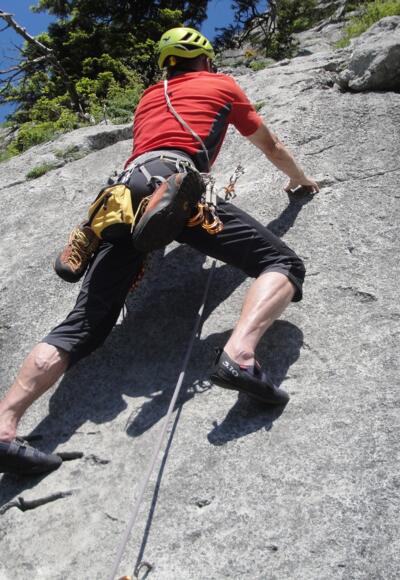 Die Schlussseillänge beginnt mit einer kurzen Platte.