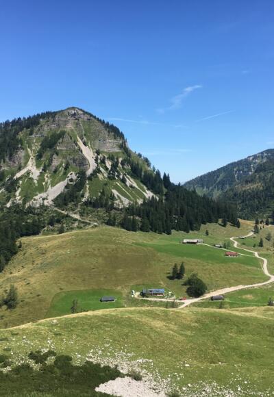 Genneralm mit Holzeck im Hintergrund