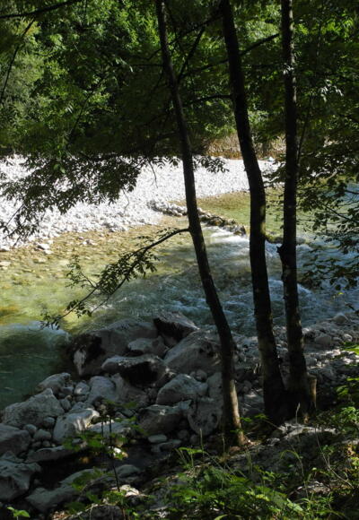 An der kristallklaren Ischl entlang geht es nach Pfandl.