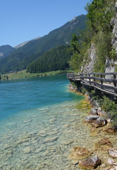 Bürgl Panoramaweg zwischen Wolfgangsee und Felswand