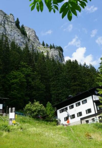 Brünnsteinhaus mit Brünnsteingipfel - © Chiemsee-Alpenland Tourismus