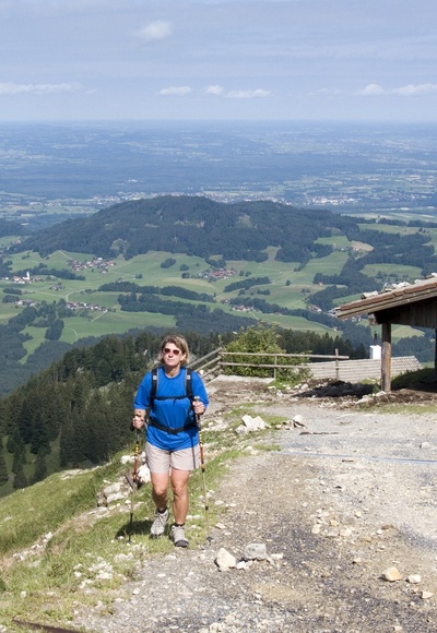 Im weiten Sattel müssen wir uns rechts halten und etwas steiler zur Seitenalm aufsteigen.