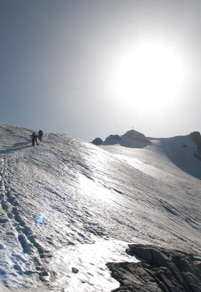 Gipfelfirn mit dem ersten steilen Aufschwung