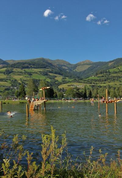 Natur-Badesee Niedernsill mit Blick auf die Kitzbüheler Alpen/Pinzgauer Grasberge