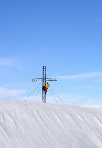 Blick zum Gipfelkreuz vom Schönberg 2090m