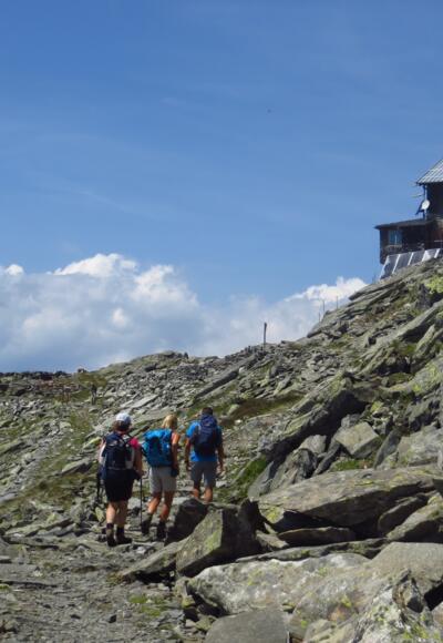 Hinter der Kuppe der Friedrichshöhe , dann die Hütte