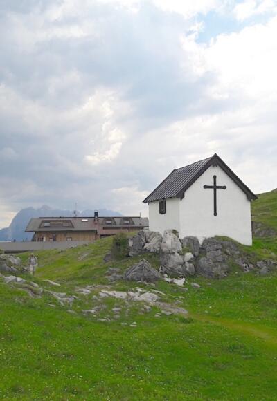 Straubinger Haus mit Almbauernkapelle - nach der Kapelle geht es bergab