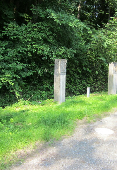 Gruppe von Stelen am Meditationsweg