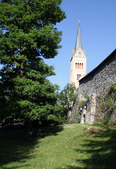 Stadtmauer mit Kirchturm