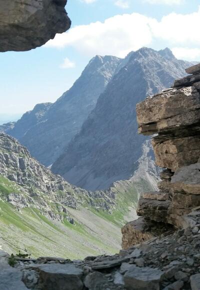 Felsenfenster mit Blick auf Hornspitz und Panüelerkopf.