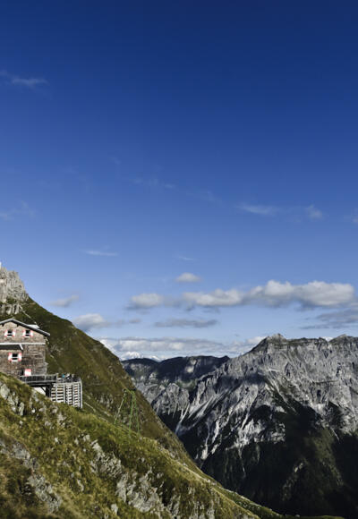 Die Hütte vom See aus