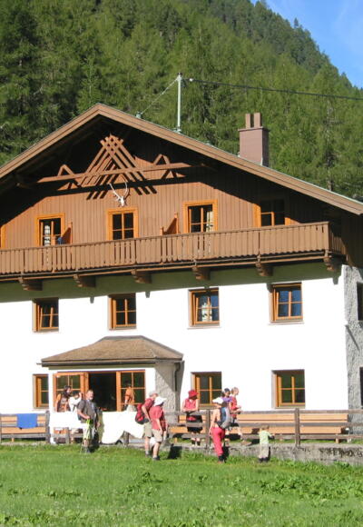 Die Tiroler Hütte im Sommer.