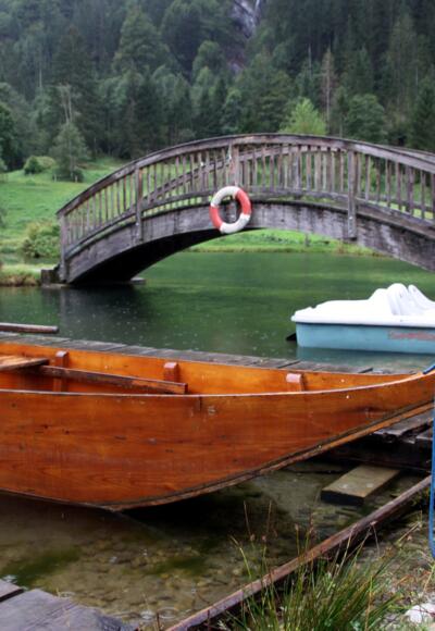 Mit dem Ruderboot auf den Forellenteichen des Freizeit- und Wildparkes Unterpauern.