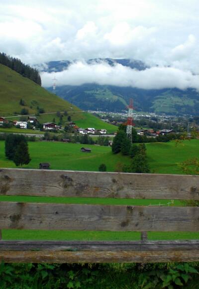 Bank mit schöner Aussicht Richtung Schmittenhöhe