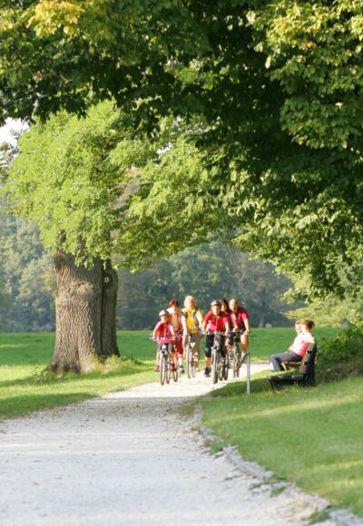 Radfahrer im Schlosspark Rosenau