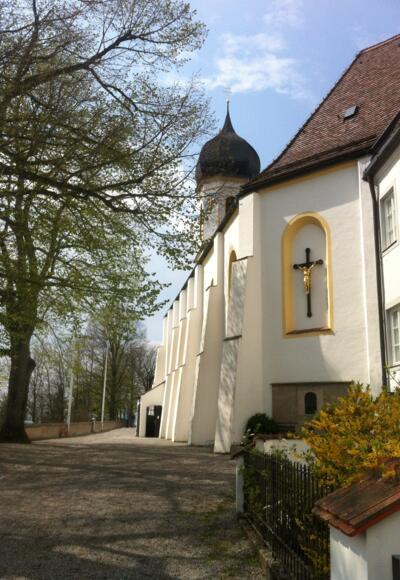 Wallfahrtskirche mit exponierter Lage auf dem Gipfel des Hohen Peißenbergs.