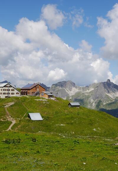Die Rappenseehütte vor einer beeindruckenden Bergkulisse.