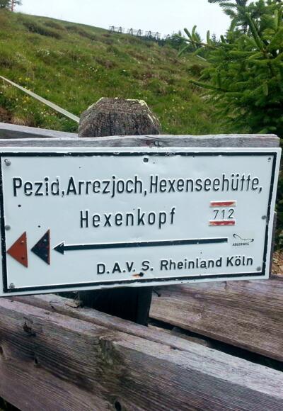 Schild am Gatter zum Laustal