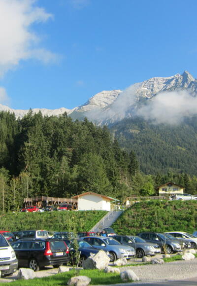 Parkplatz Halltal, Eingang Alpenpark Karwendel. Im Hintergrund Großer Bettelwurf und Hohe Fürleg (rechts).
