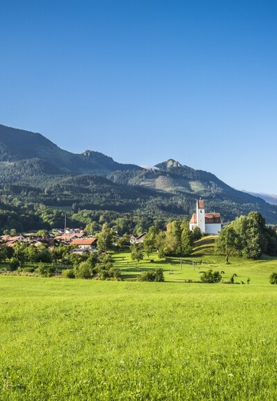 Blick auf Grainbach mit der Hochries im Hintergrund