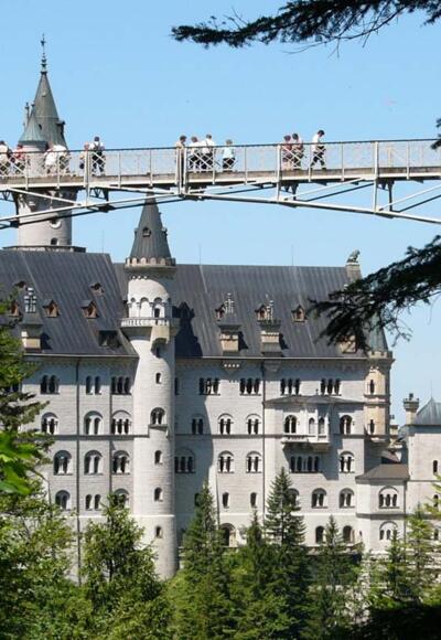Die-Marienbruecke-ueber-die-Poellatschlucht-bei-Schloss-Neuschwanstein