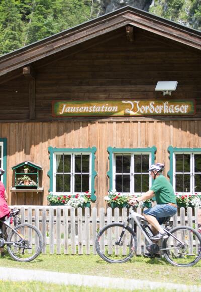 Radfahrer vor der Jausenstation Vorderkaser