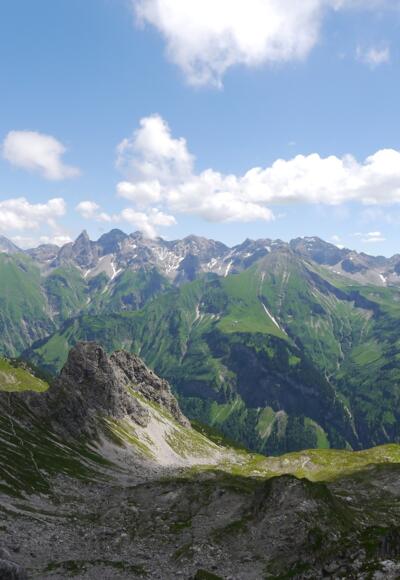 Eindrucksvoller Blick von der Fiderescharte auf den Allgäuer Hauptkamm, in der Mitte Trettachspitze und Mädelegabel