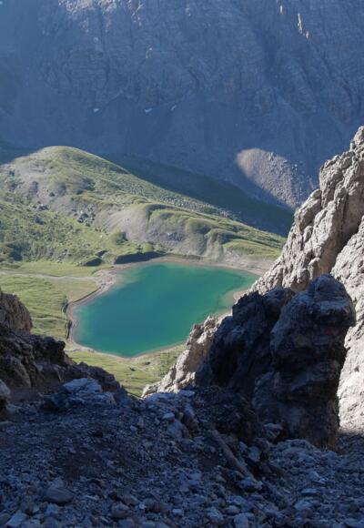 Blick von der Vord. Dremelscharte hinab zum türkisen Steinsee