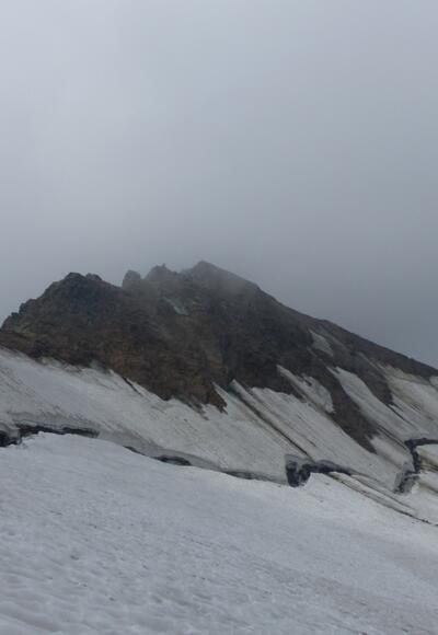 Eine gefährliche Randspalte gilt es zu überwinden.