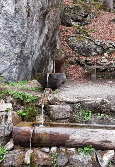 Kaltes Wasserl Kramsach Brunnen und Rastbank