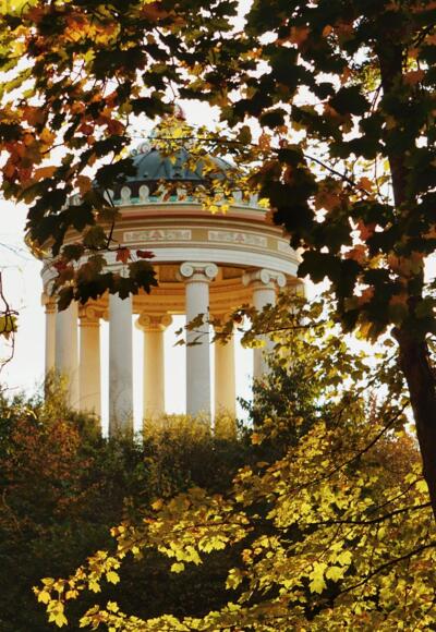 Monopteros Herbst Blätter 