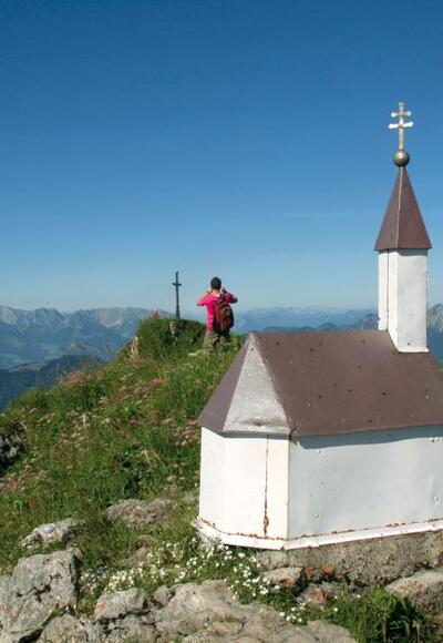 Hochgern! Hinten das Gipfelkreuz, vorne eine Minikapelle
