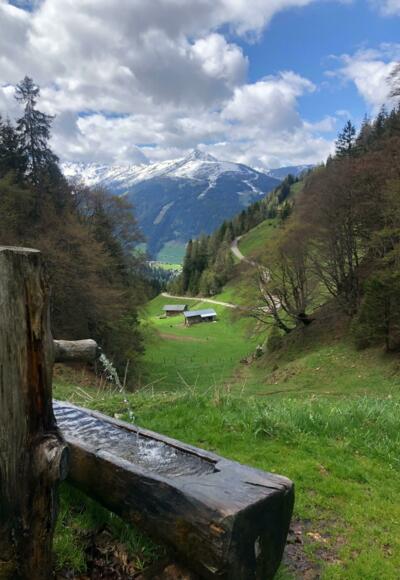 Brunnen Kapelle Hösljoch mit Ausblick