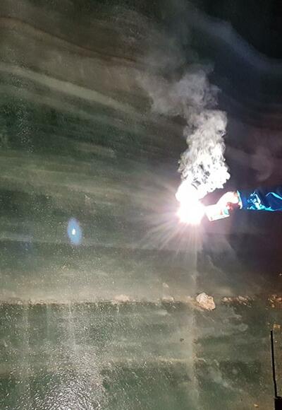 Karbidlampen sorgen für Licht in der Eishöhle