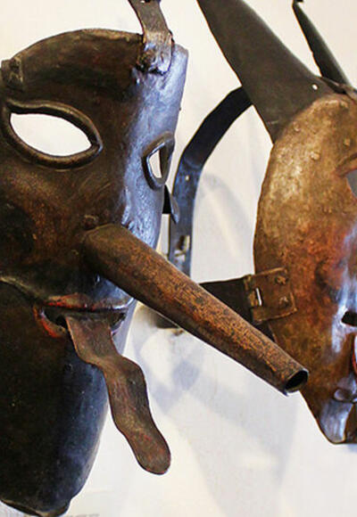 Schandmasken im Museum Wasserburg.