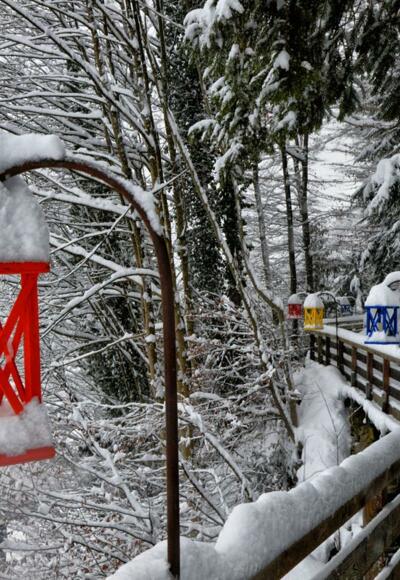 Berchtesgadener Emmaus Weg: im Advent von Holzlaternen beleuchtet