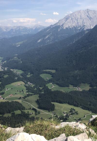 Blick in Richtung Ramsau mit den Massiven Hochkalter, Watzmann und Hoher Göll (v.r.n.l.).