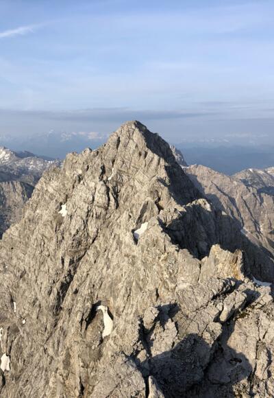 Blick von der Mittelspitze auf den Watzmanngrat in Richtung Südspitze. Im Hintergrund Steinernes Meer und weiter hinten die Hohen Tauern.