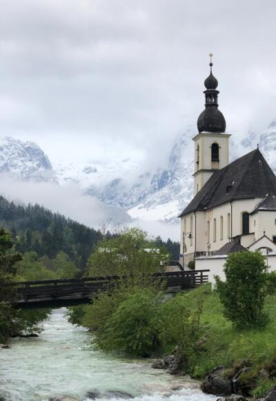 Die Ramsauer Kirche im Frühling mit der Reiteralp im Hintergrund