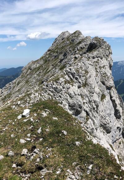 Blick von der Eisbodenscharte über den traumhaften Grat zum Gipfel