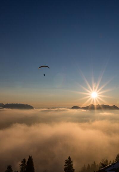 Über den Wolken, der Sonne entgegen.