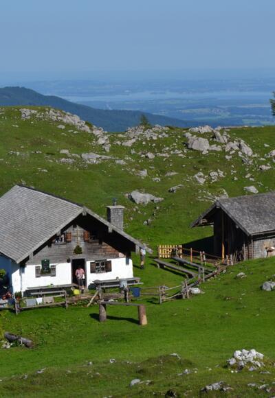 Inzell/Chiemgau: Beim Abstieg nach Adlgaß über die Kohleralm die Fernsicht bis zum Chiemsee genießen