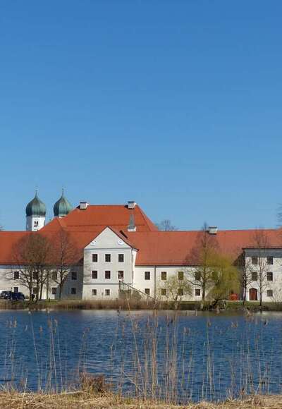 Blick zum Kloster Seeon